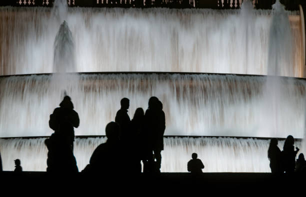 istock Tourists Fountain Spain 1500958818