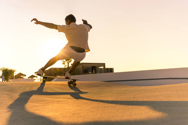 istock Surf skater training surfing moves 1500998633