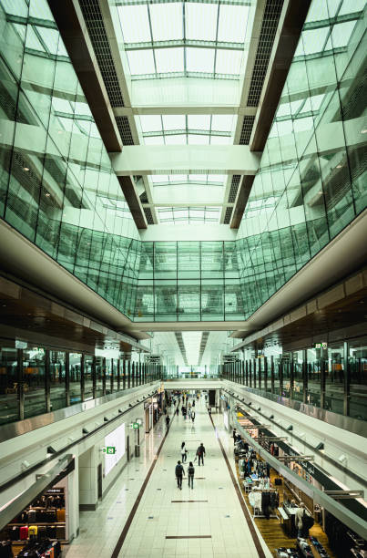 sala de salidas de la terminal 3 del aeropuerto internacional de dubái - flag of the emirates fotografías e imágenes de stock