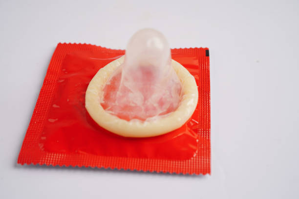 préservatif pour prévenir l’infection, les rapports sexuels protégés et le contr�ôle des naissances. - contraceptive sex education birth control pill condom photos et images de collection