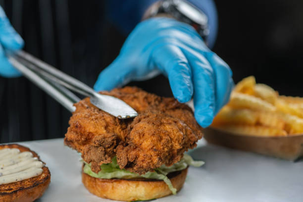 preparazione del pollo fritto croccante. - deep fried people fried chicken foto e immagini stock