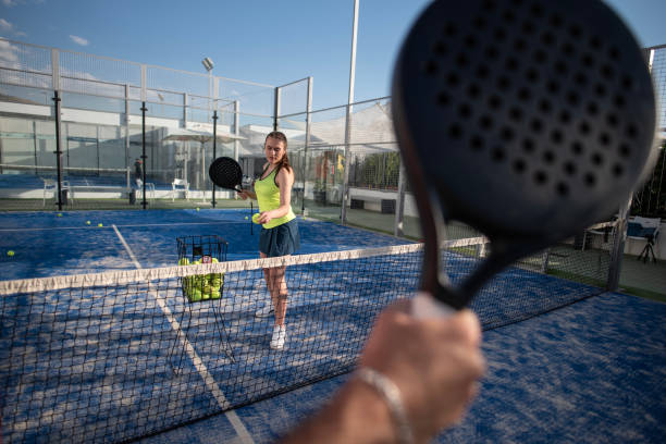パドルテニスをトレーニングする女性の広角画像 - tennis court sports training tennis net ストックフォトと画像