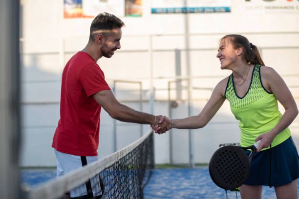 パドルテニスプレーヤーは、マックスのトレーニング前に握手します - tennis court sports training tennis net ストックフォトと画像