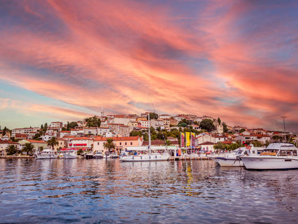vista de la ciudad portuaria de vrsar en croacia - morning croatia blue sea fotografías e imágenes de stock