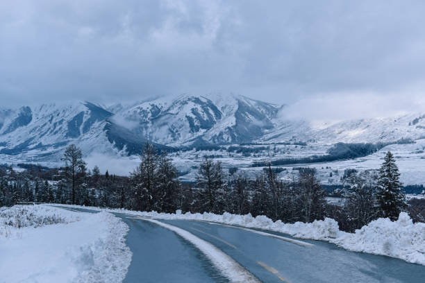 istock Plateau Snow Mountain Pass Highway 1501121851