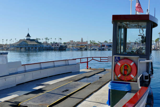 バルボアオートフェリーは湾を渡る旅行の間にアイドル状態になります - balboa island ferry ストックフォトと画像