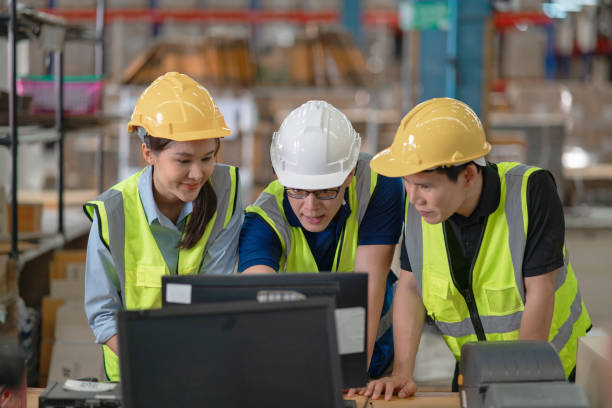 istock Managers and employees are counting stocks in a warehouse. 1501143556