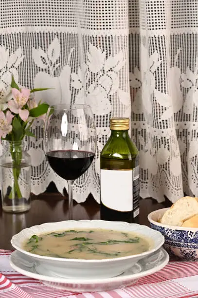 Photo of green soup, herbal cream with cassava vegan food natural healthy food with wine in the background.