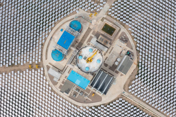 istock Molten salt tower solar thermal power plant collection tower 1501156582