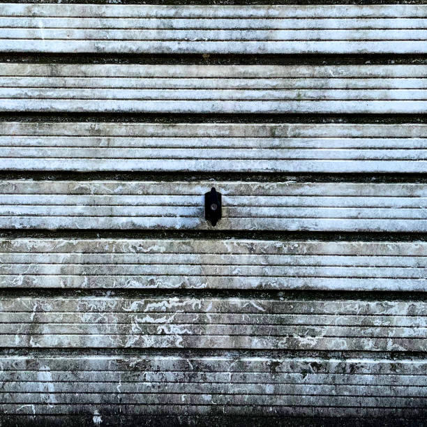 istock Dirty garage door 1501157379