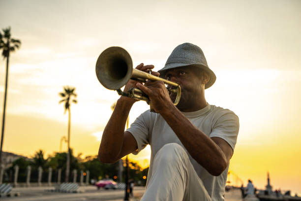 hombre maduro tocando la trompeta en las calles de la habana, cuba - afrocaribeño fotografías e imágenes de stock