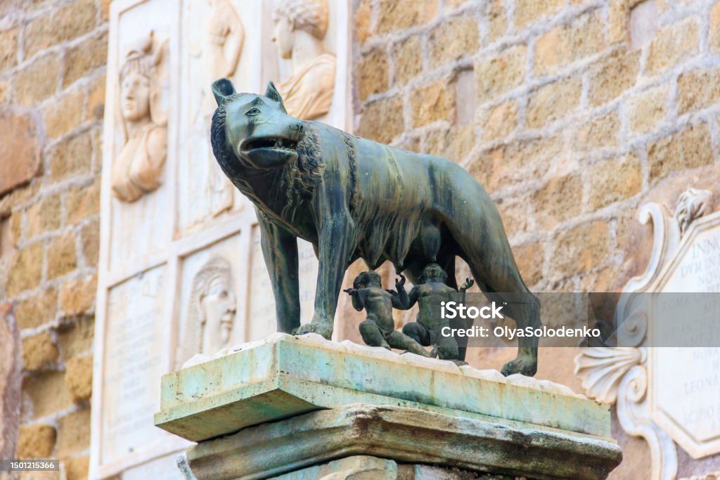 カピトリーノのオオカミ、イタリアのローマにある双子のロムルスとレムスを授乳する神話上のオオカミのブロンズ彫刻。ローマ建国の伝説の風景 - ストックフォト・写真素材...