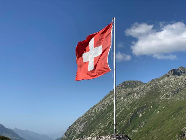 bandeira nacional da confederação suíça (bandeira da suíça - bandeira nacional da suíça)- nationalflagge der schweizerischen eidgenossenschaft (offizielle flagge der schweiz - schweizer flagge) - swiss confederation - fotografias e filmes do acervo