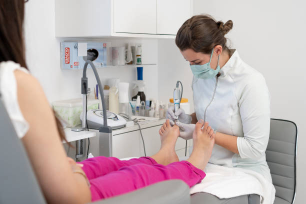 働く女性足病医 - pedicure podiatrist human foot toenail ストックフォトと画像
