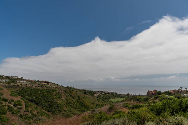 vista panorâmica aérea panorâmica da costa de newport em um belo dia de verão, condado de orange, sul da califórnia - newport beach california orange county house - fotografias e filmes do acervo