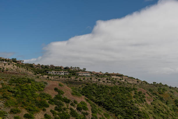 malowniczy panoramiczny widok na wybrzeże newport w piękny letni dzień, orange county, południowa kalifornia - newport beach california orange county house zdjęcia i obrazy z banku zdjęć