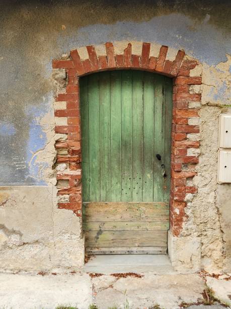 istock Doors of France 1501316763