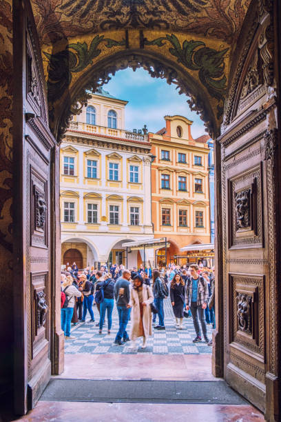 プラハ市庁舎のポータルからプラハ旧市街広場の群衆 - tourist day prague crowd ストックフォトと画像