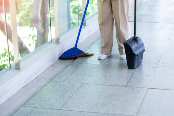 クリーナーはほうきとちりとりで床を掃除しています。 - broom sweeping cleaning work tool ストックフォトと画像