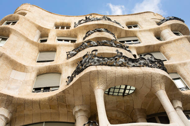 модернистский дом casa mila, также известный как la pedrera, спроектированный антонио гауди - la pedrera стоковые фото и изображения