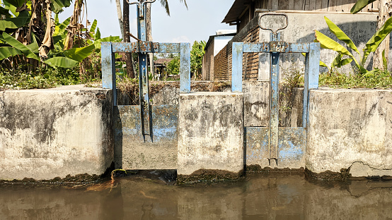 Iron irrigation gates for irrigating rice fields