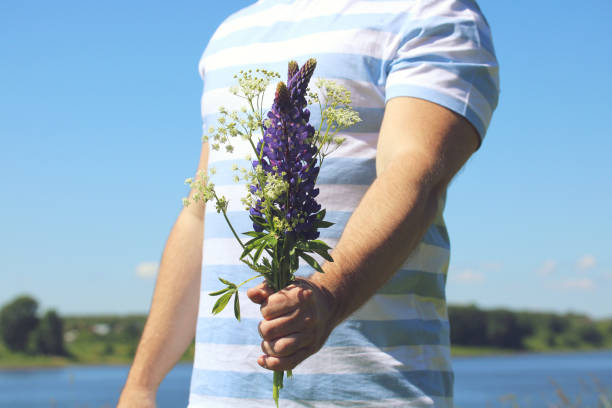 istock A man's hand holds a bouquet. 1501445397