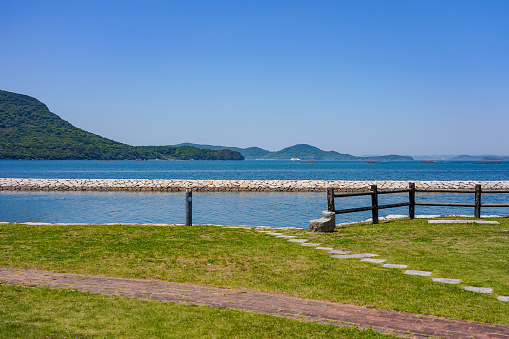 On a sunny day in August 2022, Yashima protrudes into the Seto Inland Sea from Shirobana Park in Aji Town, Takamatsu City, Kagawa Prefecture, facing the Seto Inland Sea.