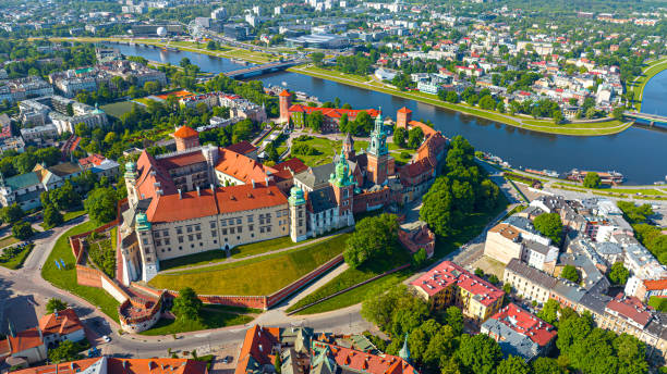 bella vista della città di cracovia, polonia - fiume vistola foto e immagini stock
