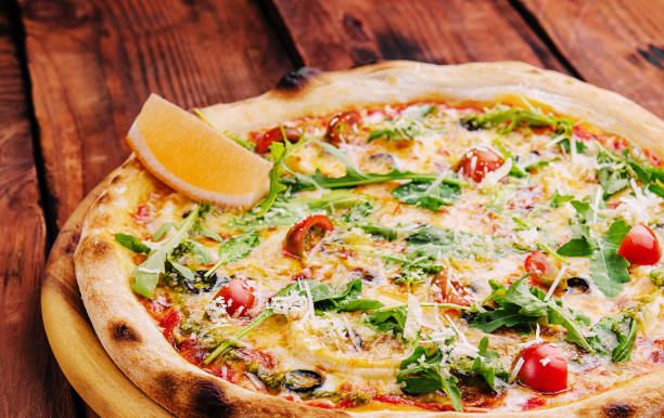 istock Pizza with arugula, cheese, yoghurt and cherry tomatoes closeup 1501559225