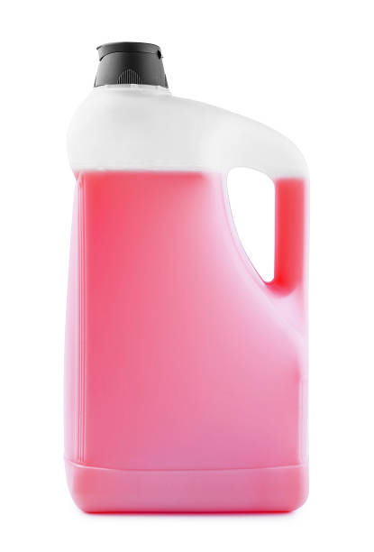 bottiglia di plastica bianca con liquido rosa e tappo nero - chemical bottle cap chores foto e immagini stock