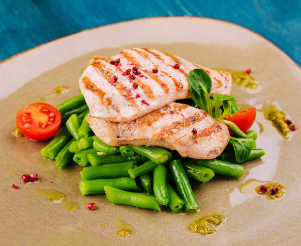 istock Grilled chicken fillets on green beans 1501575968