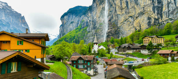 lauterbrunnen valley and staubbach fall in swiss alps, switzerland. - interlaken imagens e fotografias de stock