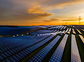 sonnenkollektoren-auf-landwirtschaftlichen-feldern-mit-hochspannungsstrommast-bei-sonnenaufgang.jpg?b=1&s=170x170&k=20&c=PX3U7DdTxP5cOJkM1Vd_btoy5IGNaMdYOcdWWTb5KvA=