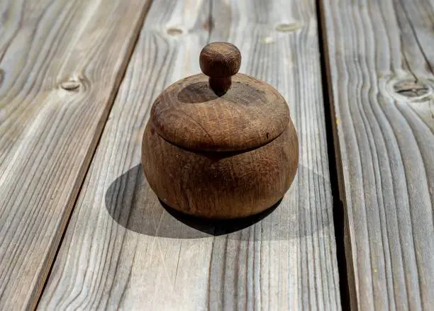 Wooden sugar-bowl, basin, closed with wood lid, cover.