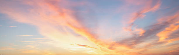 青い空とパステルカラーの雲を持つ空の夕日 - ロマンチックな空 ストックフォトと画像