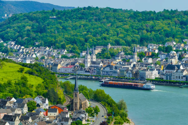 cargo sur la boucle rhénane de boppard allemagne - rhine gorge photos et images de collection