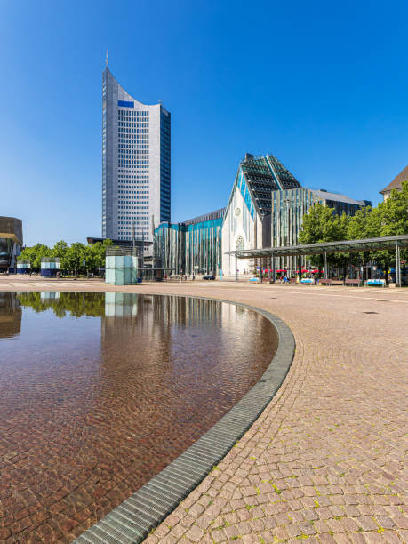 독일 라이프치히(leipzig)의 아우구스투스 광장(augustusplatz square)을 내려다보고 있습니다. - clear sky glass façade built structure fountain 뉴스 사진 이미지