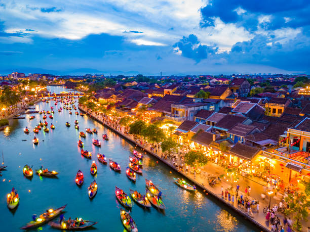 hoi an ancienne ville qui est une destination très célèbre pour les touristes. - hoi an photos et images de collection