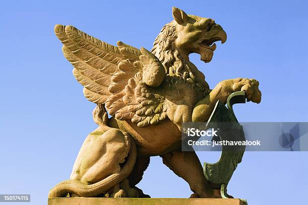 Griffin Escultura Em Moltke Bridge Em Berlim - Fotografias de stock e mais imagens de Grifo - Personagem fictícia - Grifo - Personagem fictícia, Mitologia, Arquitetura