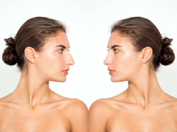 トップレスの若い女性のデジタル合成画像。 - 自分向き合う ストックフォトと画像