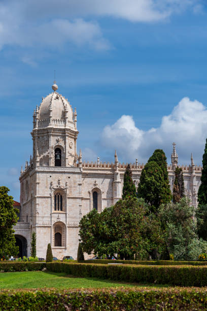 jardines y cúpula del monasterio de los jerónimos en el barrio de belem, lisboa, portugal. - monastery of jeronimos fotografías e imágenes de stock