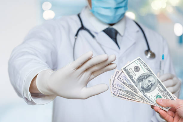 istock The doctor refuses a money bribe. 1501785321