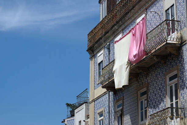 리스본에서 말리기 위해 어울리는 시트 - curtain balcony bed sheet 뉴스 사진 이미지