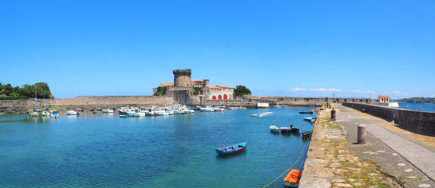 situé au creux de la baie de ciboure et de saint-jean-de-luz, socoa, petit port de pêche d’où partaient les baleiniers au moyen âge, se caractérise par la tour crénelée de son fort - st jean de luz harbor basque provinces france photos et images de collection