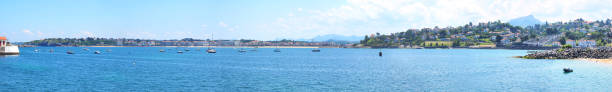 vue panoramique sur la magnifique baie de saint jean de luz, au pays basque, depuis le petit port de pêche de socoa, où les baleiniers sont partis au moyen âge - st jean de luz harbor basque provinces france photos et images de collection