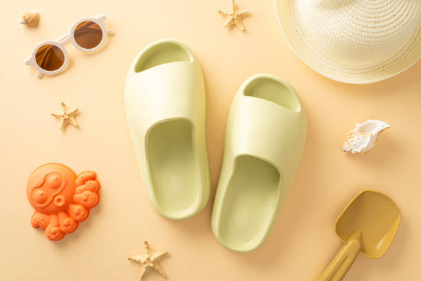Embrace sun-soaked beach weekend with your small child. Top view of toys, fashionable glasses, cap, flip-flops, shells, starfish on beige backdrop. Excellent for family-oriented campaigns or promotion disfrute del fin de semana de playa bañado por el sol con su hijo pequeño. vista superior de juguetes, gafas de moda, gorra, chanclas, conchas, estrellas de mar sobre fondo beige. excelente para campañas o promociones orientadas a la familia