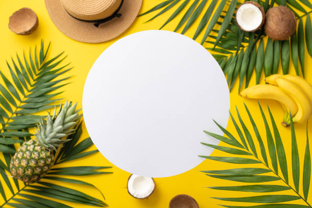 Craving a beach getaway. Top view of beach must-haves, sunhat, palm leaves, and tantalizing exotic fruits on a vibrant yellow backdrop with empty circle for text or advertorial content anhelo una escapada a la playa. vista superior de los os imprescindibles de la playa, sombrero para el sol, hojas de palma y tentadoras frutas exóticas sobre un fondo amarillo vibrante con un círculo vacío para texto o contenido publicitario