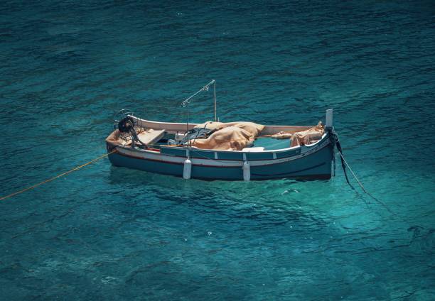 istock Boat on the crystal clear sea waves under the sunlight 1501881401