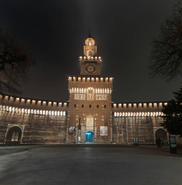 castello sforzesco, castello sforzesco, si trova a milano, nel nord italia. e 'stato costruito nel 15 ° secolo da francesco sforza, duca di milano, sui resti di una fortificazione del 14 ° secolo. - milan italy italy castello sforzesco color image foto e immagini stock