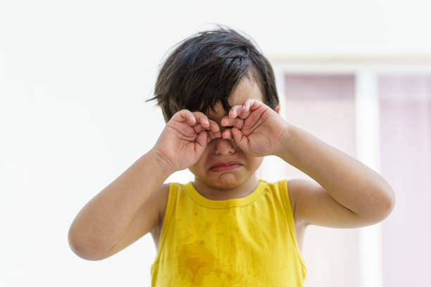 retrato do menino inocente chorando - tantrum toddler child crying - fotografias e filmes do acervo